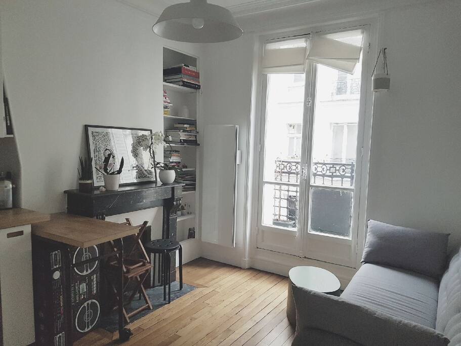 Salon avec cuisine et électroménager