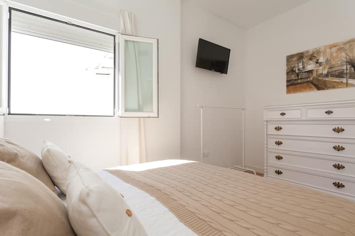 Станбена соба опремена со телевизор