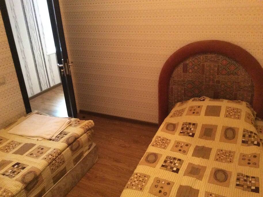 Спальная комната с двумя отдельными кроватями