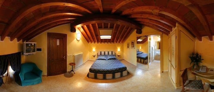 Loft, súkromné a nezávislé izby s exkluzívnou kúpeľňou.