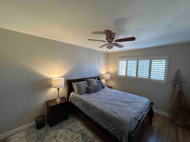 Segundo dormitorio con cama tamaño queen.