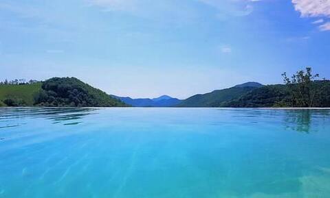 Mountain lodge with view and pool