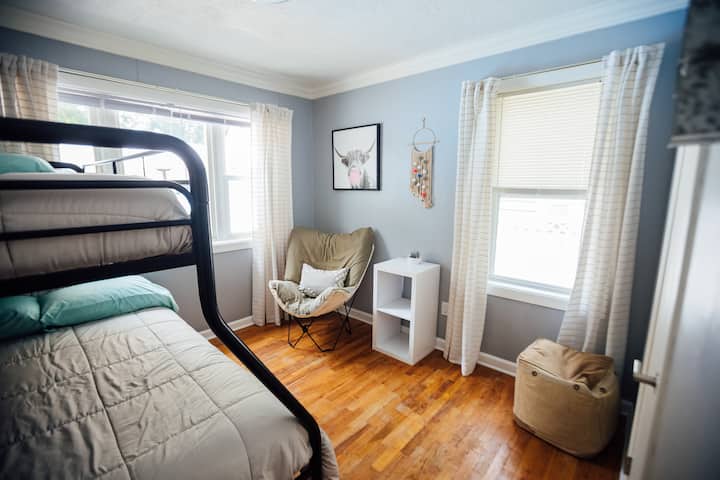 ห้องเตียงสองชั้นพร้อมเตียงคู่เต็มรูปแบบ  ลองดูวิวสระว่ายน้ำเหล่านั้นสิ!