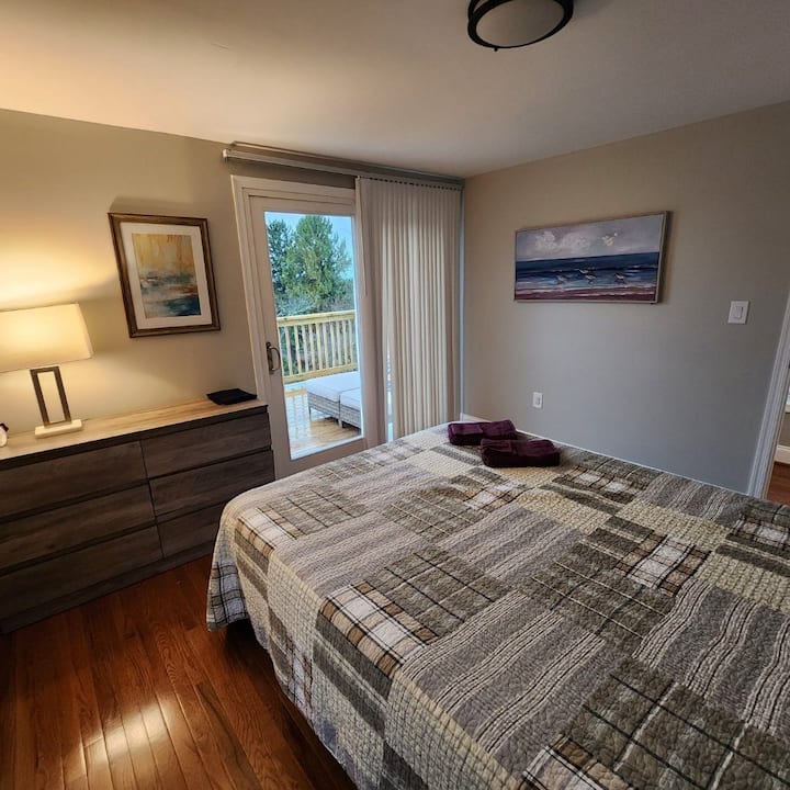 Палубата от спалнята предлага програма от 10 стъпки:

1. Събудете се.
3. Разходка до плъзгаща се врата (5 стъпки).
4. Плъзнете вратата отворена.
5. Стъпете на палубата.
6. Поемете дълбоко въздух.
7. Насладете се на гледката.
8. Седнете.
9.  Наклонете се назад.
10. И напълно се наслаждавайте на деня си!