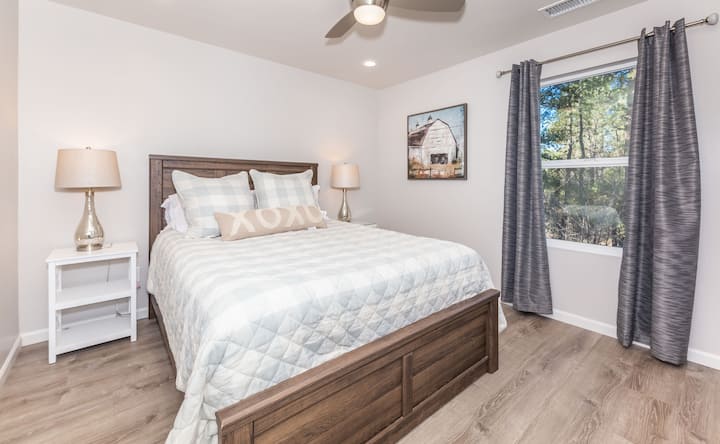 غرفة نوم ثانية بسرير بحجم كبير.