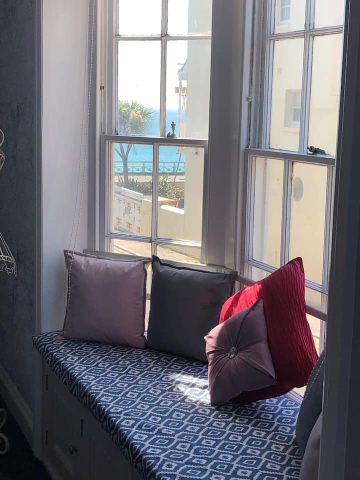 Mitazamo ya Bahari kutoka kwenye chumba cha kulala cha ghorofa ya kwanza