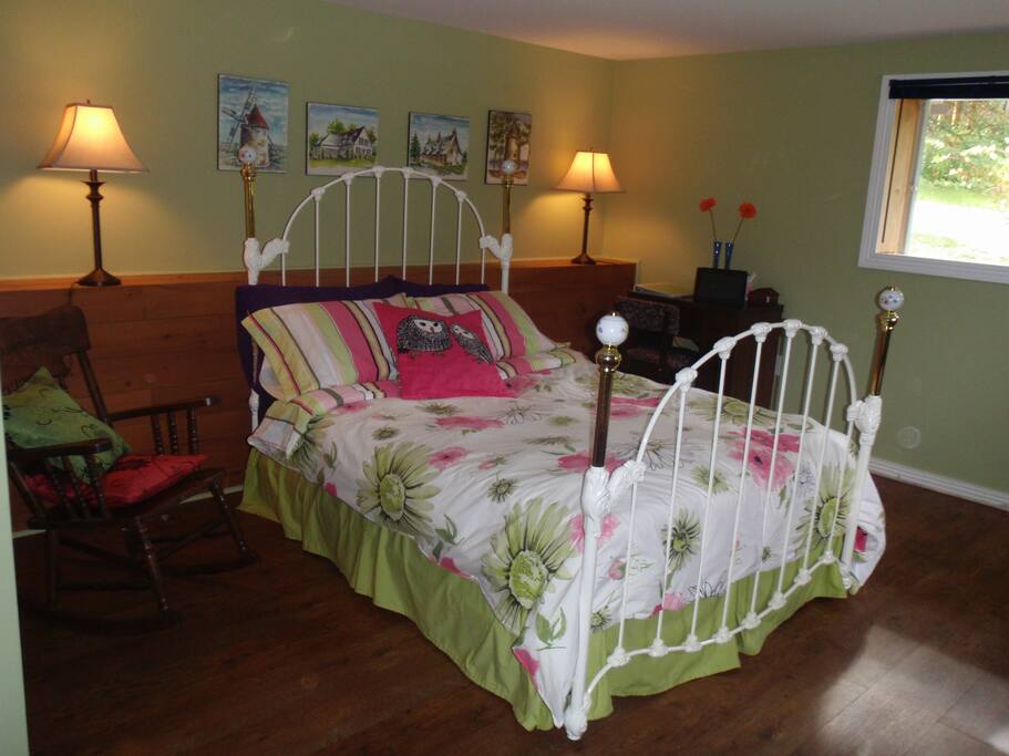 Chambre lit double et douillet. Spacieuse et confortable.