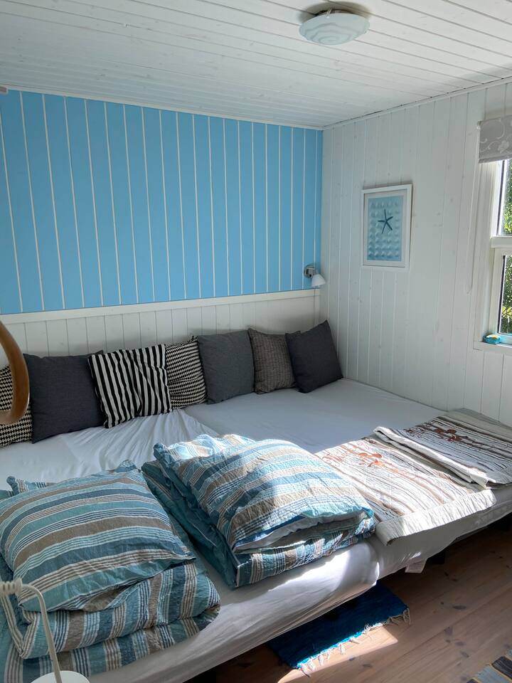 Consejos para hacer la cama: los dos sofás cama se pueden convertir en una cama grande. Debido a que la cama es un poco dura, hay colchones superiores.