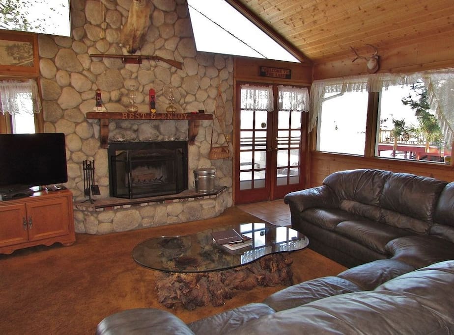Cozy Living Room - Lake Views!