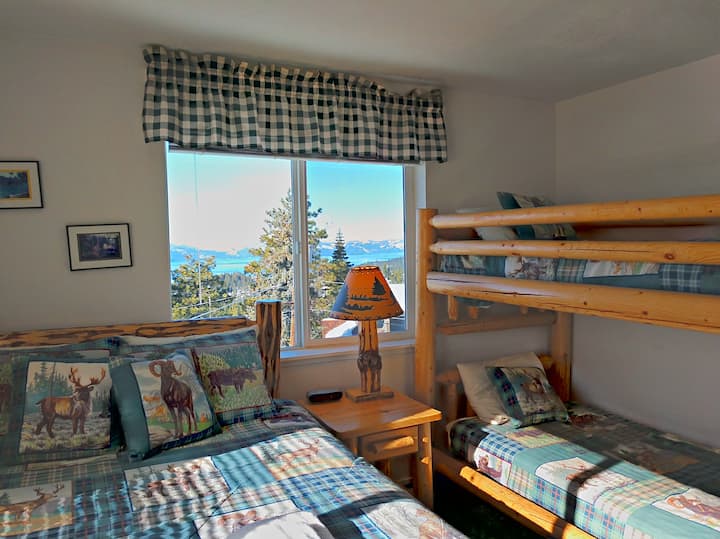 Spavaća soba za goste s bračnim krevetom i kompletom kreveta.  Privatna 1/2 kupaonica