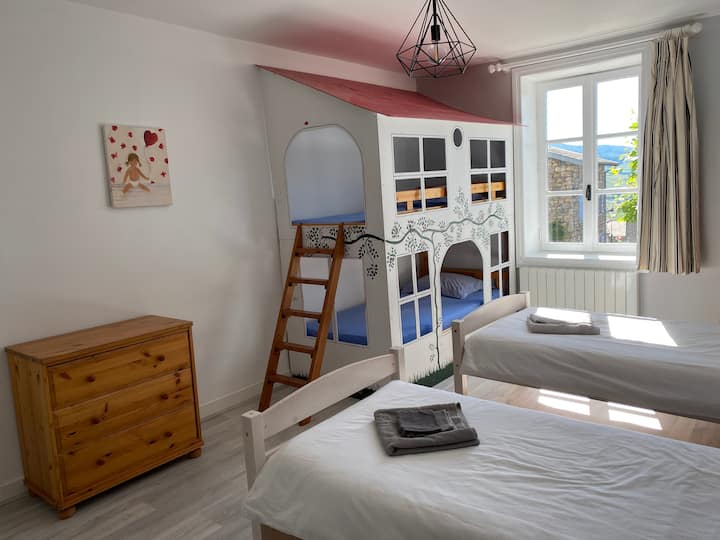 Chambre 3: avec 2 lits de 90 et possible plus 2 lits superposés de 90.