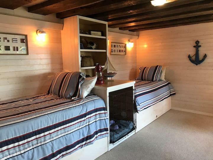 חדר שינה ימי עם מיטות מתקפלות. מפלס תחתון. יש 4 נופים של פיוג'ט סאונד. סוויטה.