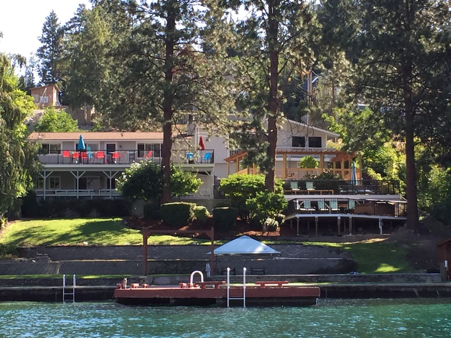 Main house with guest apartment on the right