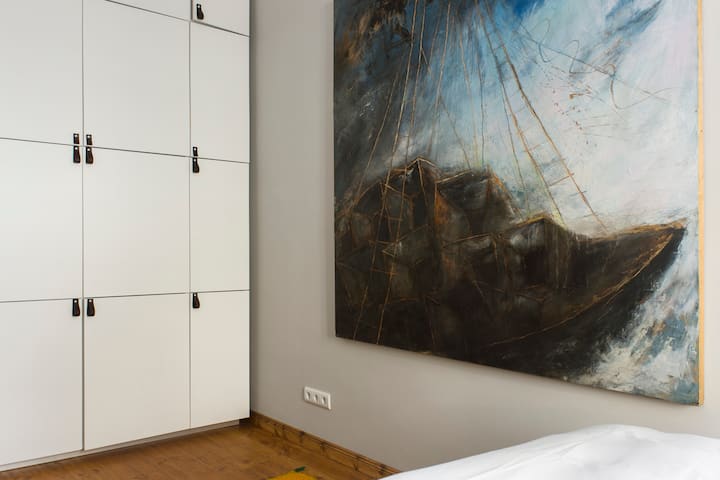 2ème chambre avec des peintures de l'artiste Werner Brunner, Berlin