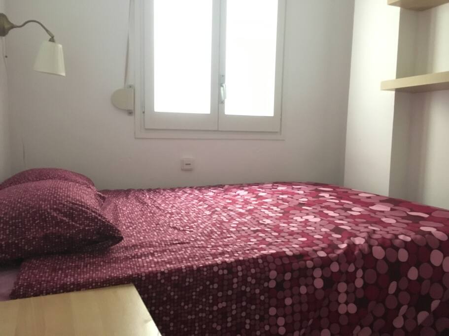 Habitación pequeña pero agradable y confortable y con mucha intimidad