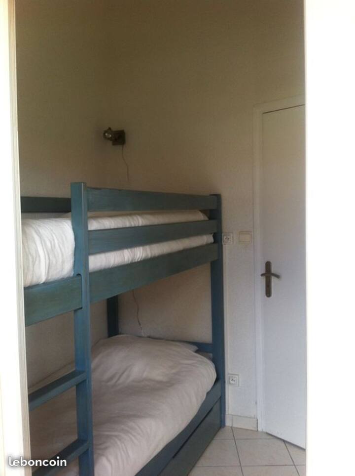 Двуетажна дървена колиба