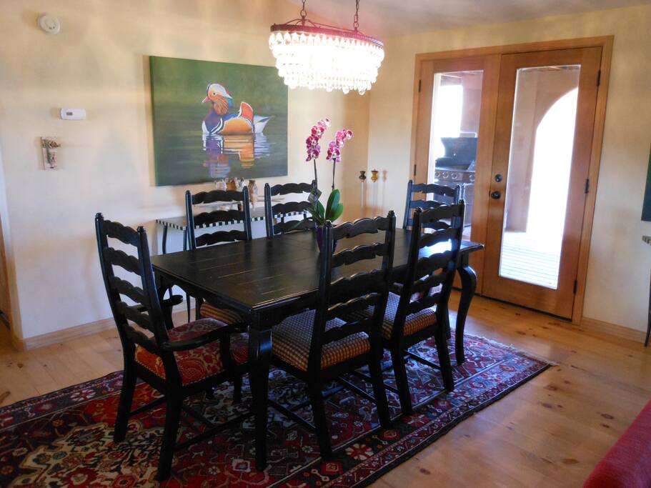 Dining table (can expand to seat 8 people).