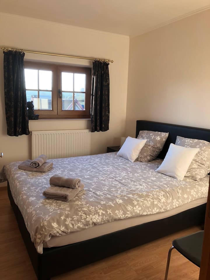 Tweepersoonsboxspring slaapkamer 1.