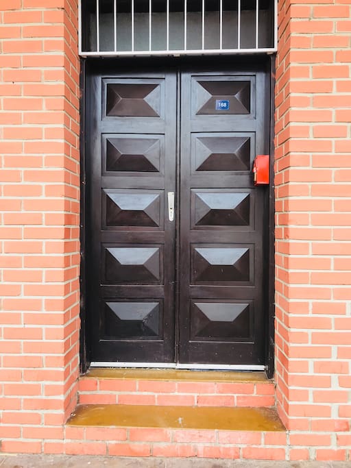La puerta principal que es una entrada independiente para el huésped