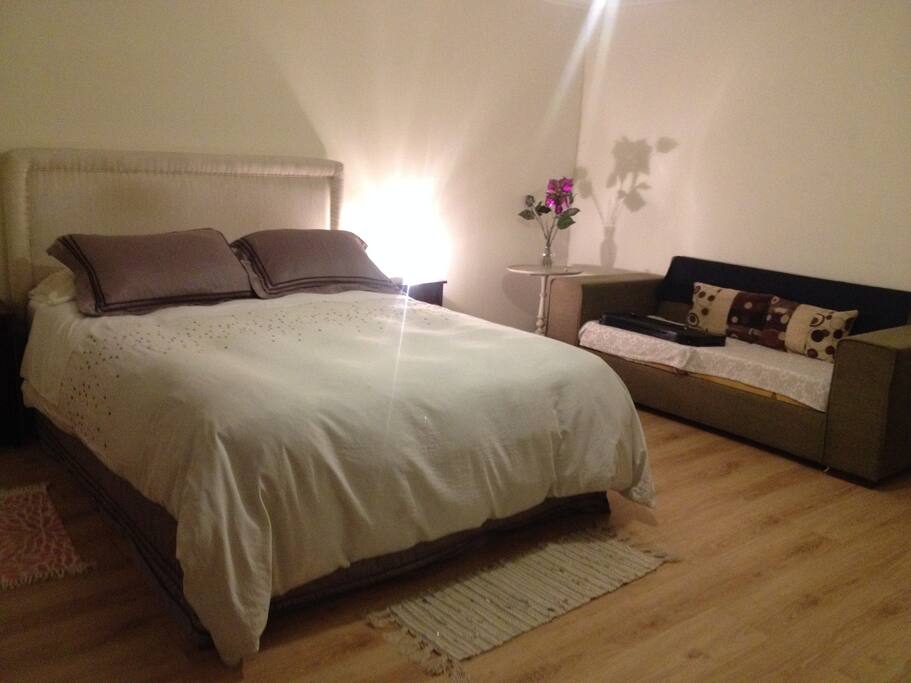 Dormitorio amplio con cama de 2 plazas.