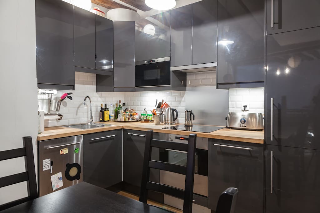 A real functional kitchen, with all the amenities, in a retro-modern decor.