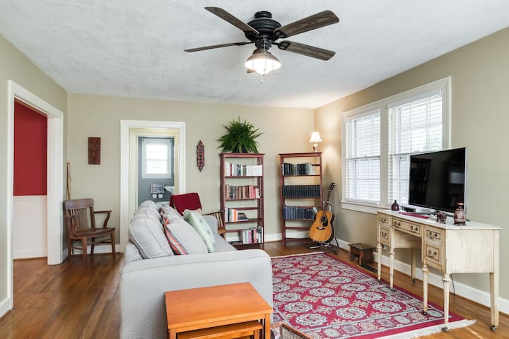 Charming Bungalow Off Main Street - Franklin, TN