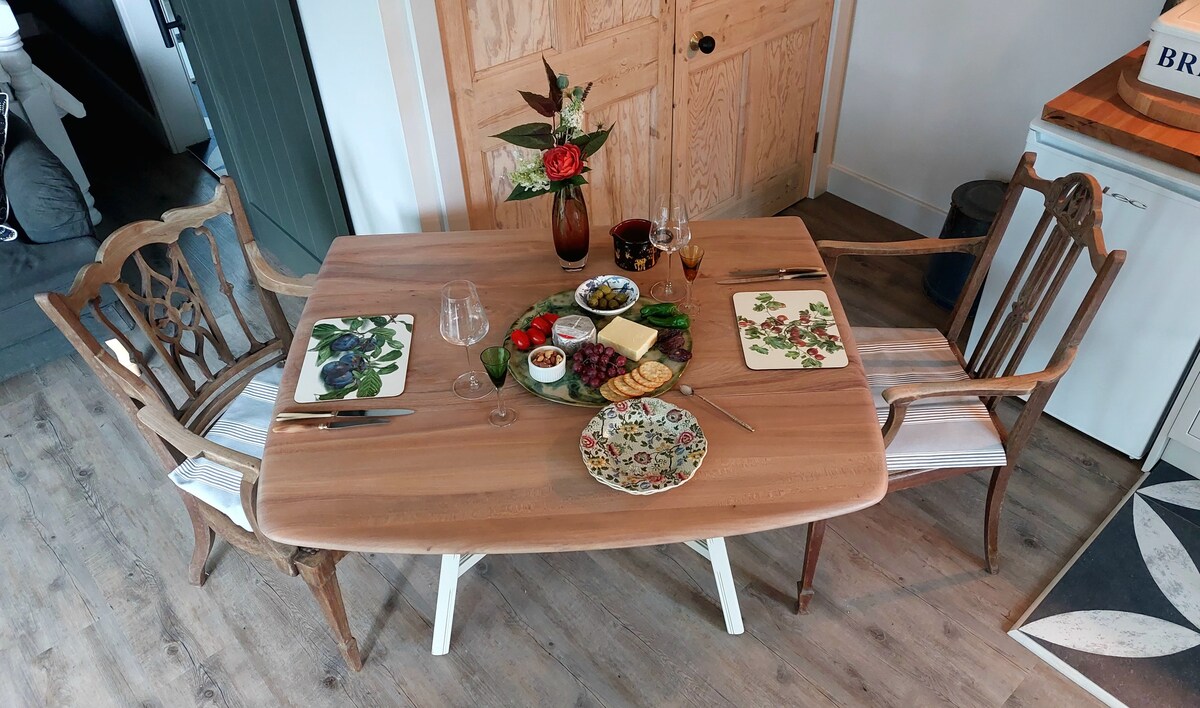 Top Airbnb: Wren's Nest, studio in wildlife friendly garden in Cheddar