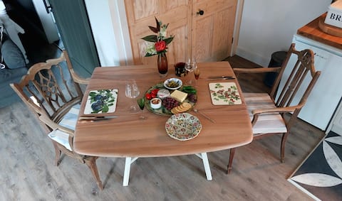 Top Airbnb: Wren's Nest, studio in wildlife friendly garden in Cheddar