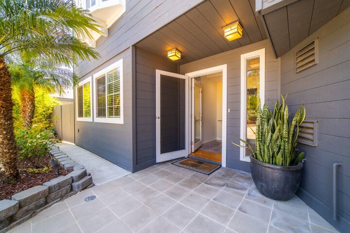 Charming East Coast style home in Del Mar w/ pool gallery image 3