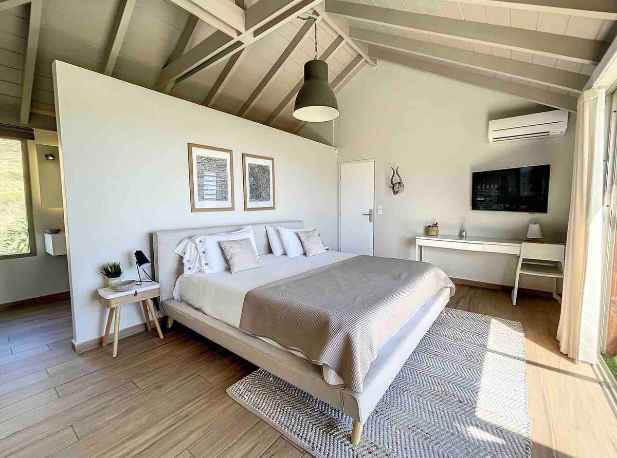 Главна спалня със самостоятелна баня 