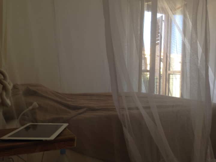  แสงผ่านหน้าต่างห้องนอนใหญ่ (ฝั่งทะเล)