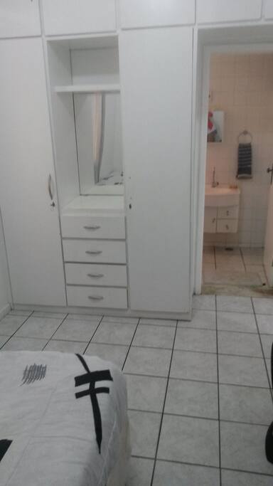 Armário embutido e suite