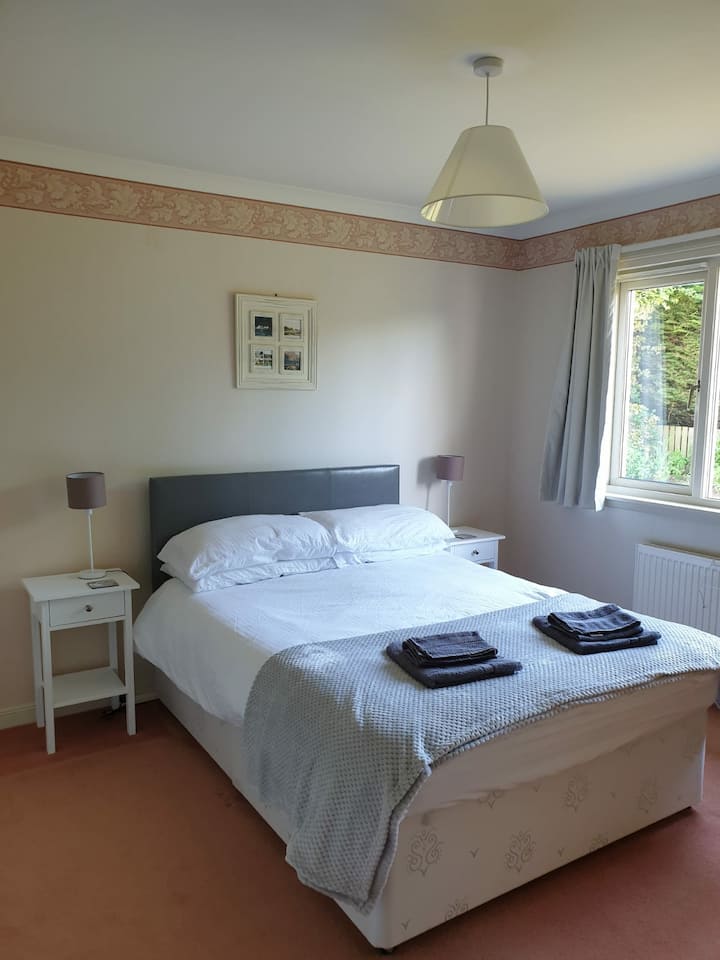 Ორადგილიანი ნომერი უკანა მხარეს, საიდანაც ხედი იშლება ბაღზე