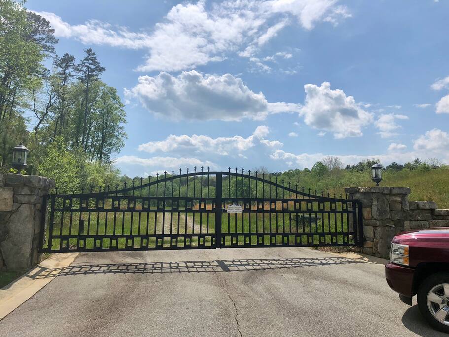 Exclusive Heated Treehouse; 15 min to Asheville! Treehouses for Rent