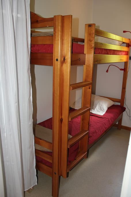 chambre cabine avec penderie et fenêtre