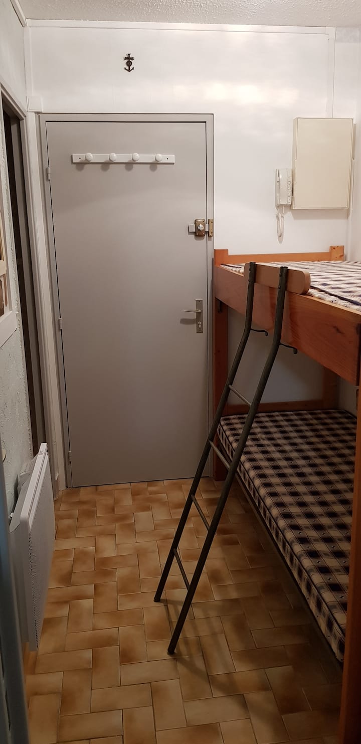 Vitanda viwili vya ghorofa.