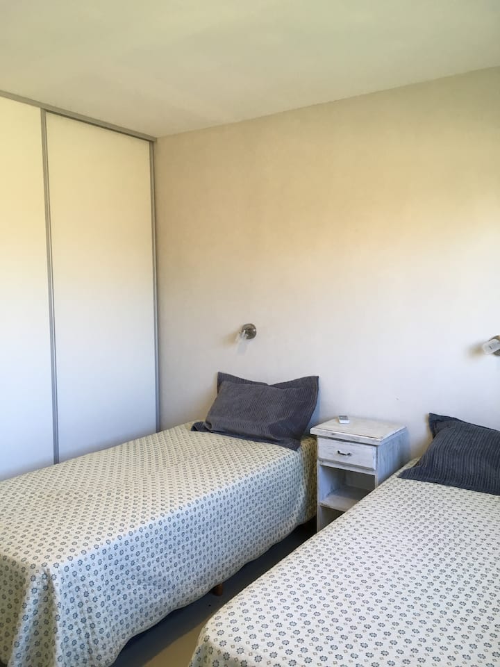 غرفة النوم الأولى: حمام داخلي مع حمام كامل وخزائن واسعة وتكييف هواء بارد