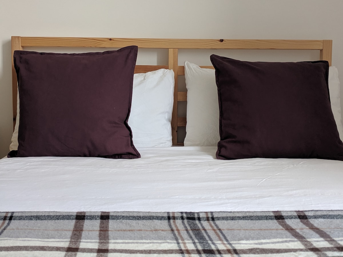 Udobna spavaća soba s bračnim krevetom.