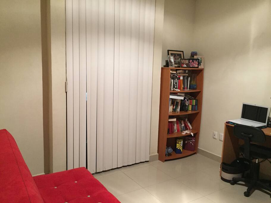 Habitación privada con aire acondicionado, sofá cama y escritorio de trabajo