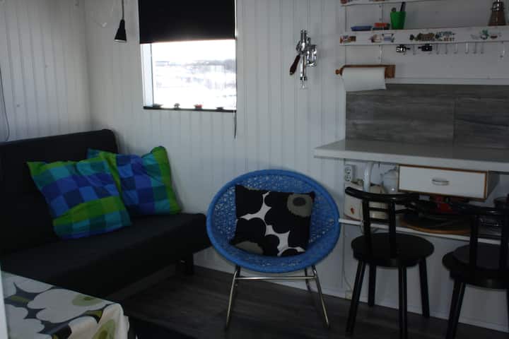 הספה הנפתחת בבית הקטן יותר.