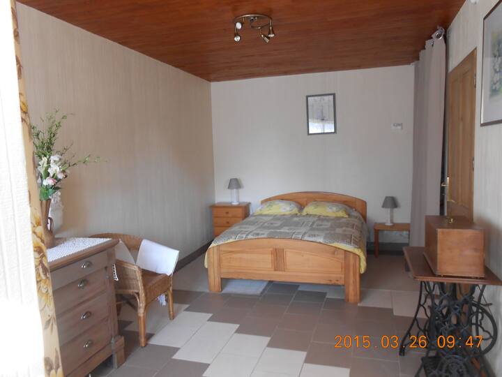 chambre avec accès à la salle d'eau