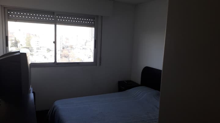 Chumba cha kulala cha pili na kitanda cha watu wawili. Na ni chumba cha kulala cha tatu kilicho na kitanda kimoja cha sofa ambacho ni cha zamani kidogo.