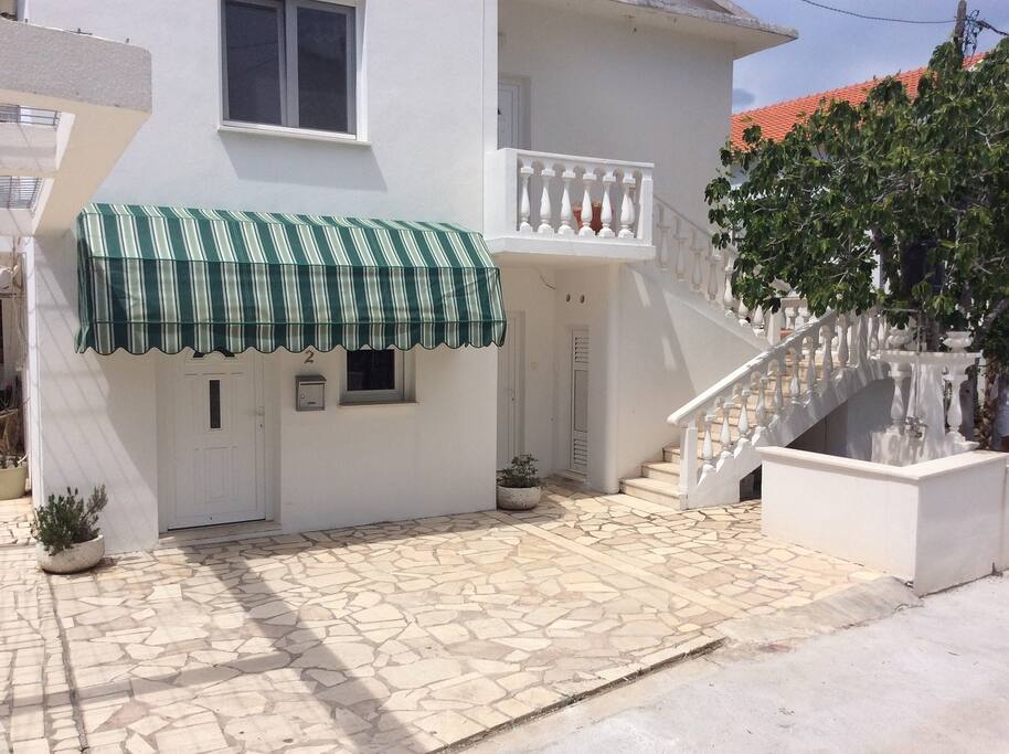 Aufgang zu Appartment mit Parkplatz