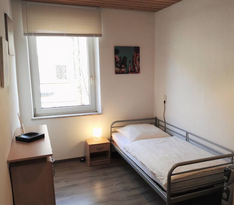 Das ca. 3,5m x 2,50 m große Zimmer mit einem Bett 90x200 cm groß.
