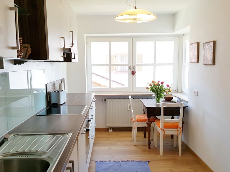 Küche mit Essplatz am großen Fenster (und Blick auf Balkon)