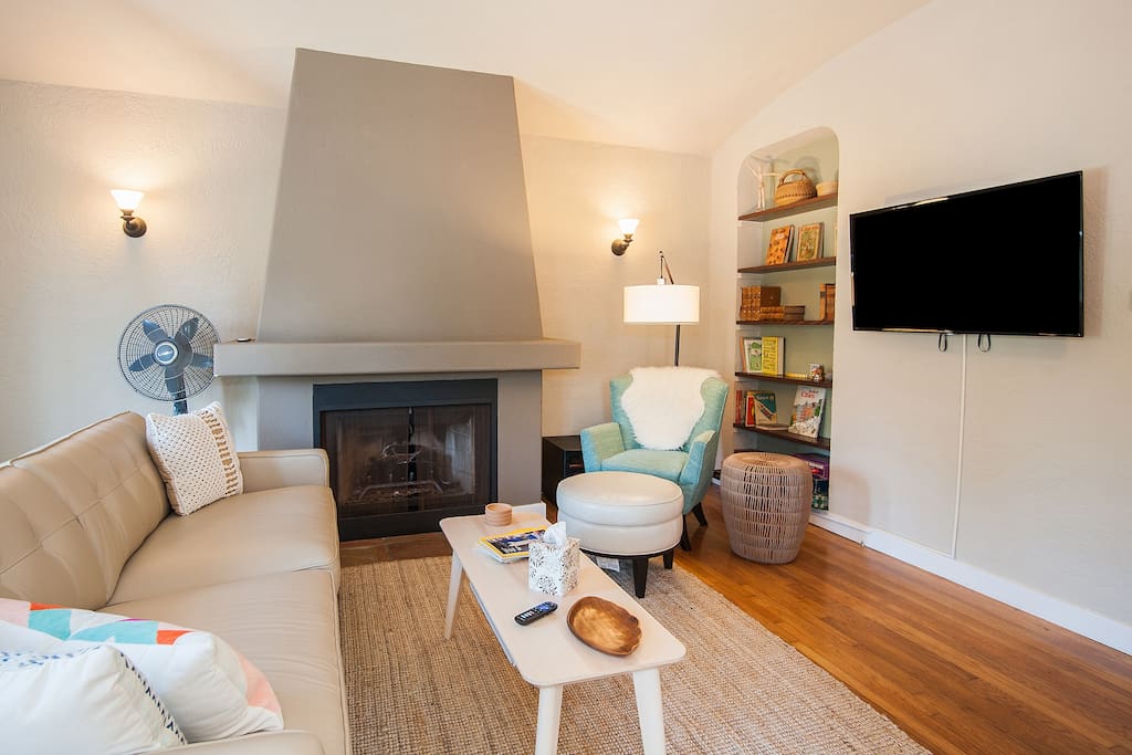 Living room with SmartTv with Roku and Netflix