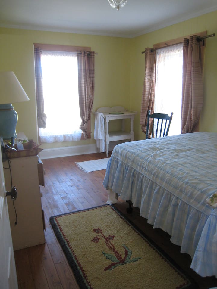 Upstairs bedroom for 2 overlooks sea and fields