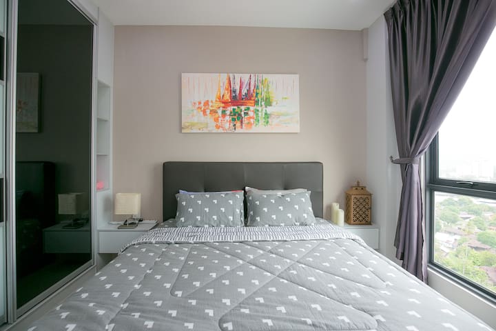 Luxury Compact Studio Room Near Queensbay Mall Condominiums For
