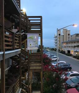 Across from Convention Center- Charming Condo