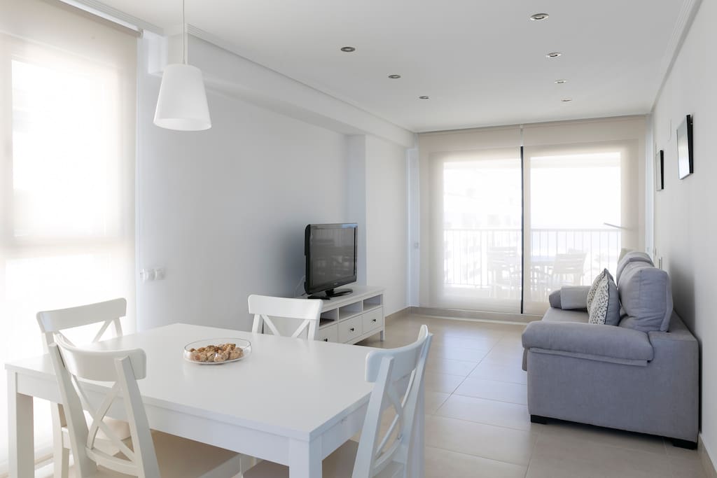 Salón-comedor con acceso terraza. TV-HD. Living room with direct terrace access. HD-TV.